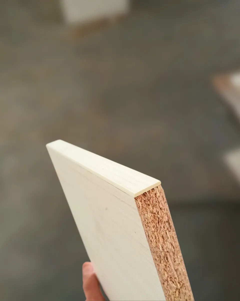 Borde de placa con el tapacanto terminado
